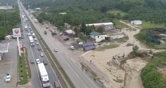 Kocaeli’de sel nedeniyle ulaşıma kapanan D-100 karayolu yeniden ulaşıma açıldı