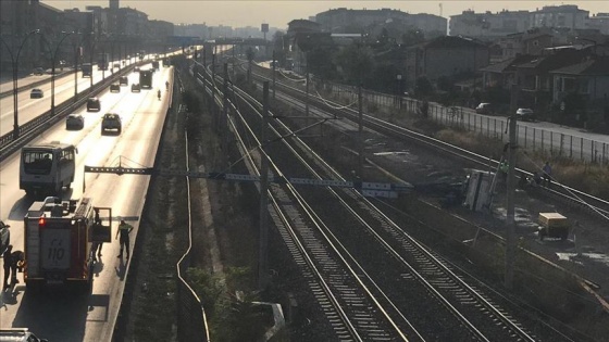 Kocaeli'de YHT hattına iş makinesi devrildi