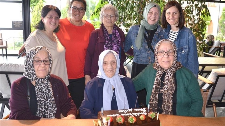 Kocaeli'de 100 yaşına giren Nuriye nine ilk kez doğum gününü kutladı