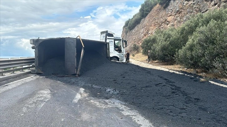 Kocaeli'de devrilen tır nedeniyle D-100 kara yolu İstanbul istikameti ulaşıma kapandı