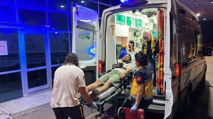 Kocaeli'de sahipsiz köpeklerin saldırısı sonucu kaza yapan motosikletli kurye yaralandı