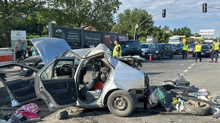 Kocaeli'de tırın çarptığı otomobildeki yaralanan çocuk, hastanede öldü