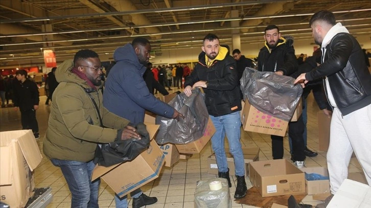 Kocaeli'de yaşayan Ganalılar deprem bölgesine yardım için çalışıyor