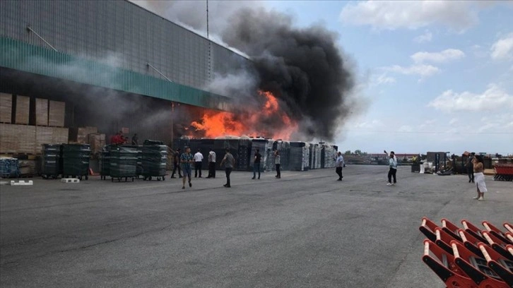 Kocaeli'de zincir marketin deposundaki yangın kontrol altına alındı