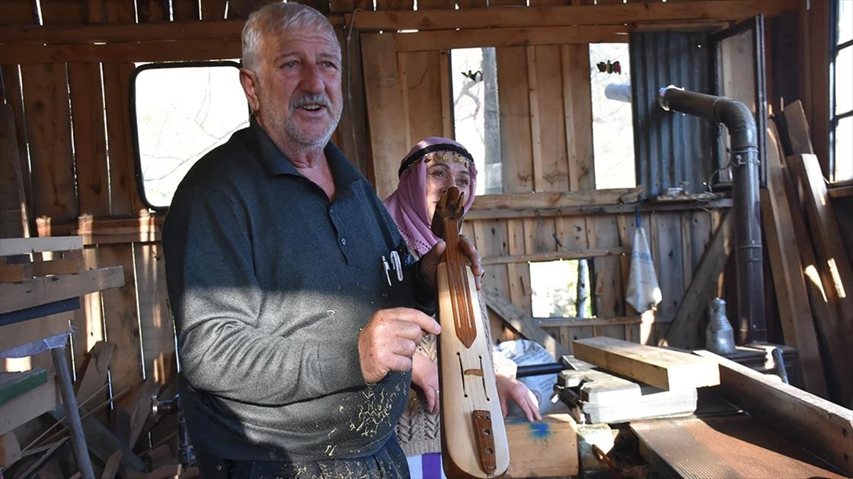 Komşusundan görüp merakla başladığı kemençe yapımına 55 yıldır devam ediyor