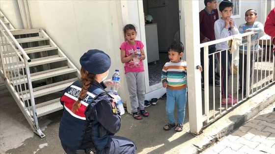 Konteyner kentlerde yaşayan depremzedelere içme suyu desteği