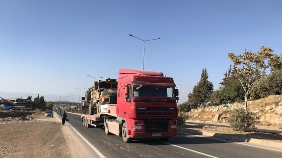 Konteynerler ve zırhlı personel taşıyıcılar sınırda