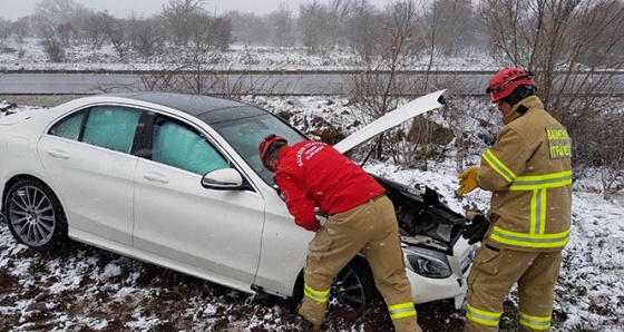 Kontrolden çıkan araç yol kenarına uçtu: 1 yaralı