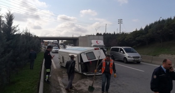 Kontrolden çıkan işçi servisi devrildi: 8 yaralı