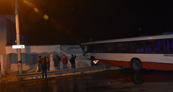 Kontrolden çıkan otobüs eve girdi