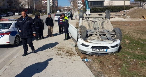 Kontrolden çıkan otomobil takla attı