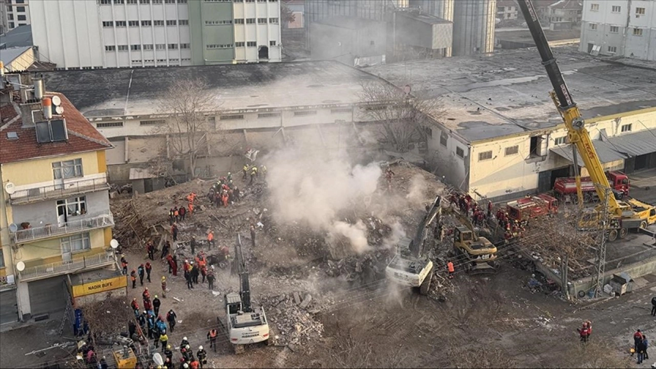 Konya'da çöken binanın enkazından 3 kişi sağ olarak çıkarıldı, arama kurtarma çalışmaları sürüy