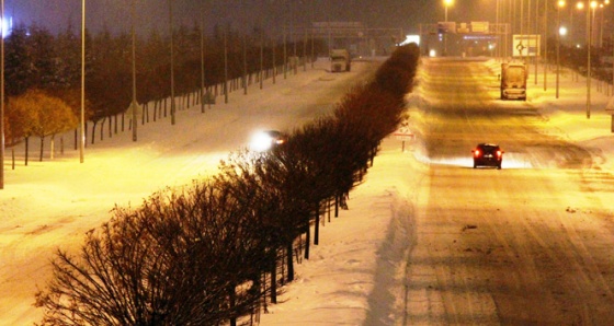 Konya'da kar yağışı ulaşımı olumsuz etkiliyor