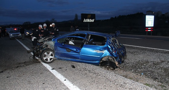 Konya'da otomobil elektrik direğine çarptı: 3 yaralı