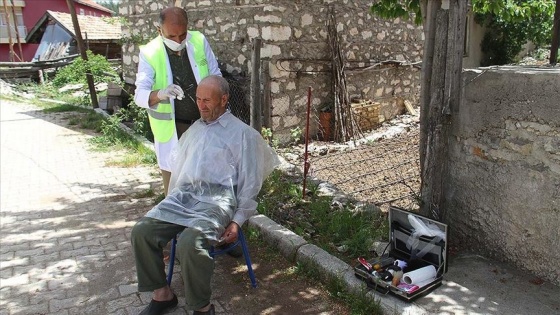 Konya'da sokağa çıkmaları kısıtlı yaşlılar evlerinin önünde ücretsiz tıraş ediliyor
