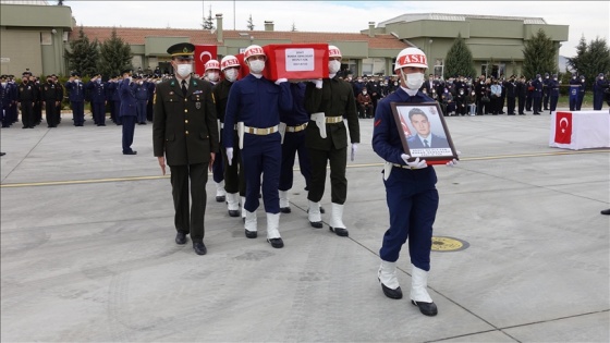 Konya'da Türk Yıldızları uçağının düşmesi sonucu şehit olan pilotun naaşı Trabzon'a uğurla