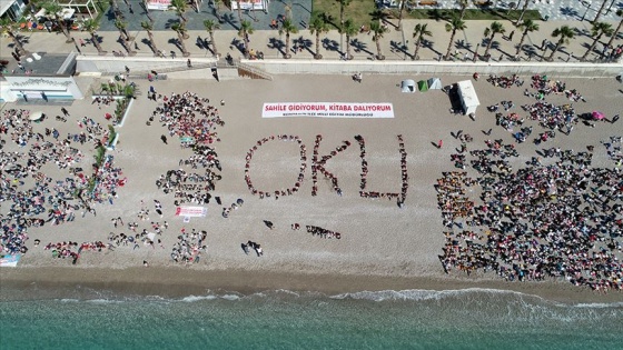 Konyaaltı Plajı'nda 30 bin kişi kitap okudu