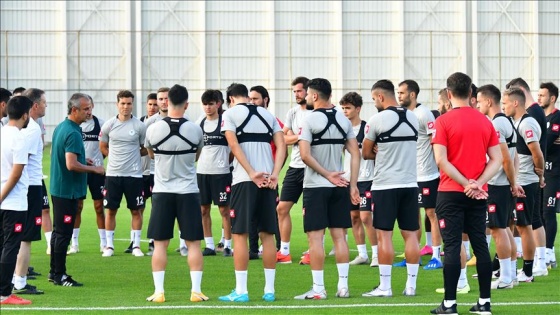 Konyaspor'un yeni teknik direktörü İsmail Kartal takımıyla ilk antrenmanına çıktı