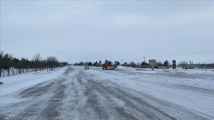 Konya'yı çevre illere bağlayan kara yolları ulaşıma kapandı