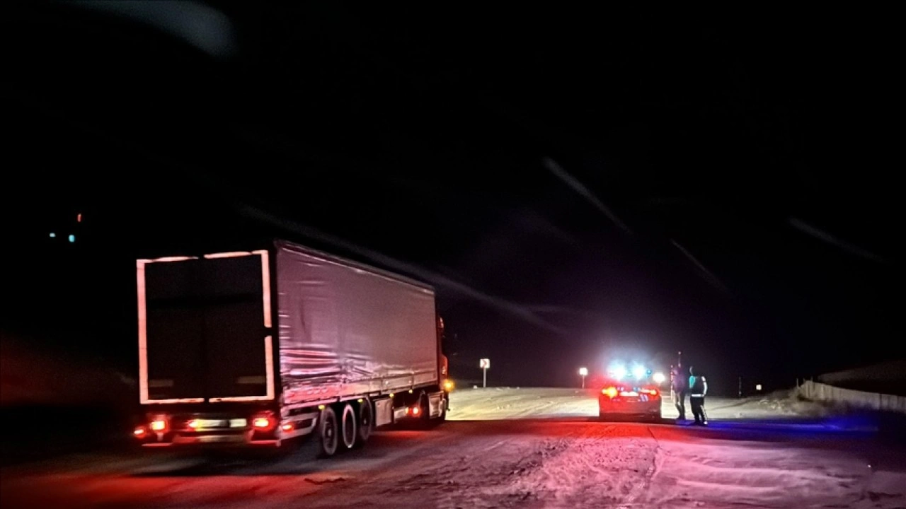 Kop Dağı Geçidi'nde tipi ve buzlanma nedeniyle ulaşım kontrollü sağlanıyor