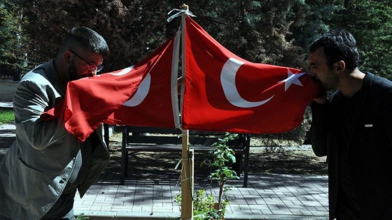 Kopan iki bacağına aldırmadan 'önce silah arkadaşım' dedi