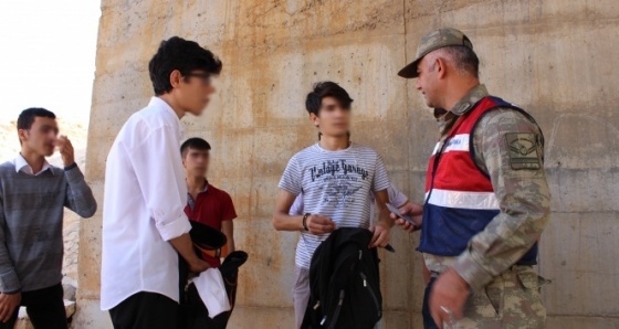 Köprü altında bulunan gençler jandarma ekiplerini harekete geçirdi