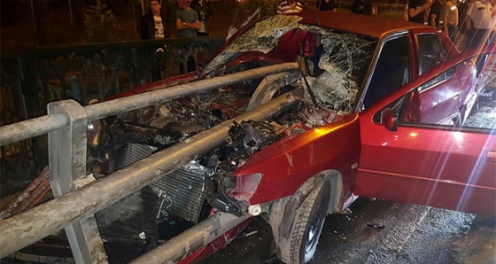 Köprü bariyeri otomobile ok gibi saplandı: 2 yaralı