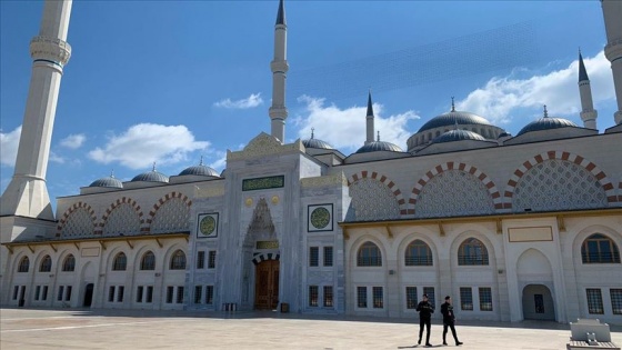 Koronavirüs tedbirleri kapsamında camilerde toplu halde cuma namazı kılınmadı