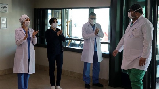 Koronavirüsü yenen doktor alkışlarla görevine döndü