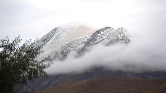 Köse Dağı'na mevsimin ilk karı yağdı