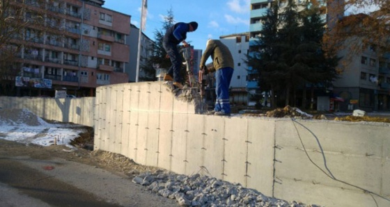 Kosova ve Sırbistan arasında gerginliğe yol açan duvar yıkılacak