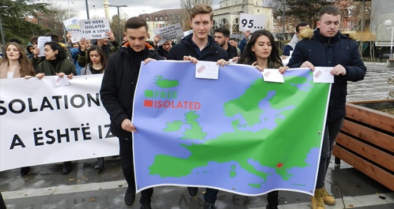 Kosovalı öğrenciler AB’yi protesto etti