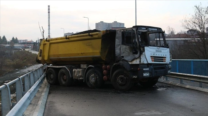 Kosova’nın kuzeyindeki barikatlardan biri kundaklandı