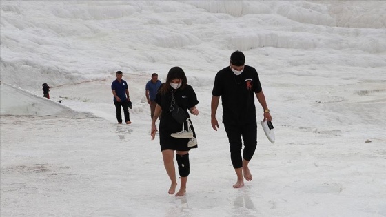 Kovid-19 sürecinde kapanan Pamukkale yeniden misafirlerini ağırlıyor