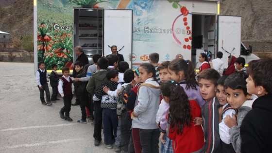 Köy çocukları gezici kütüphane ile kitaba kavuşuyor