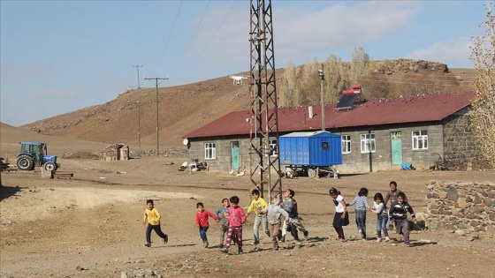 Köy çocuklarının ilk kez gördükleri drone karşısındaki sevinci gülümsetti