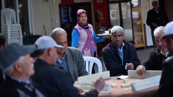 Köy kahvesi 2 çocuk annesine emanet