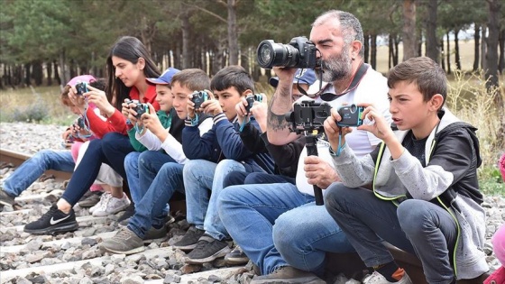 Köy köy dolaşıp öğrencilere fotoğrafçılığı öğretiyor