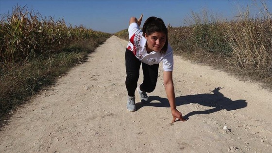 Köyde toprak yolda antrenman yapan genç atlet Gülistan'ın hayali milli takım