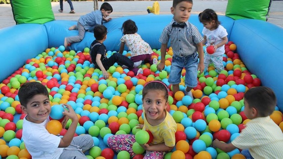 Köydeki çocukları oyun parkına taşıdılar