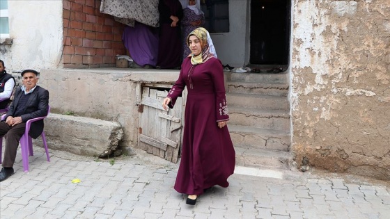 Köye muhtar seçilen kadın ve ekibi kolları sıvadı