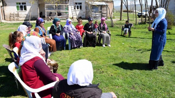 Köyleri dolaşıp aileleri 'erken yaşta evliliğe' karşı uyarıyor