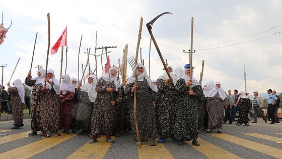 Köylü kadınlar karayolunu trafiğe kapattı