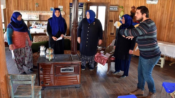 Köylü kadınlar tarlada hazırlandıkları tiyatrodan kopamadı