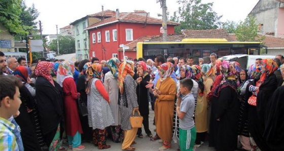 Köylü kadınlar yol kapattı