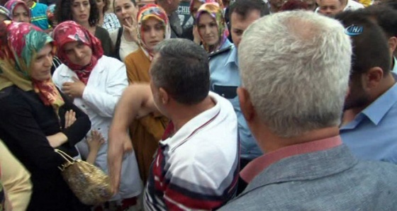 Köylü kadınların yol kapatma eyleminde tekme tokat kavga