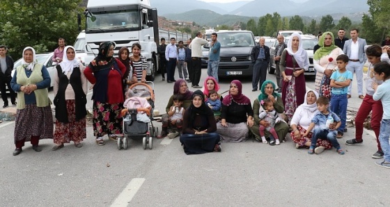 Köylüler daha fazla dayanamadı! Yolu kapattılar...