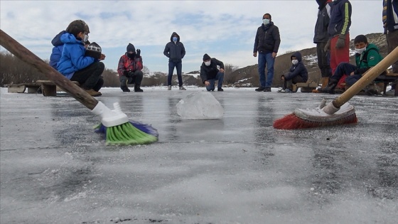 Köylülerin buz tutan Kars Çayı'nda “curling“ keyfi