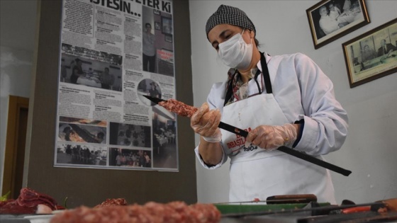 Kuaförlüğü bırakıp lokanta açan kadın usta, Adana kebabına lezzet katıyor