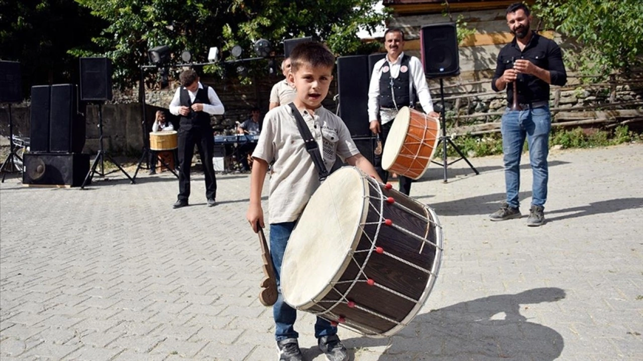 Küçük davulcu, köyündeki düğünlere neşe katıyor